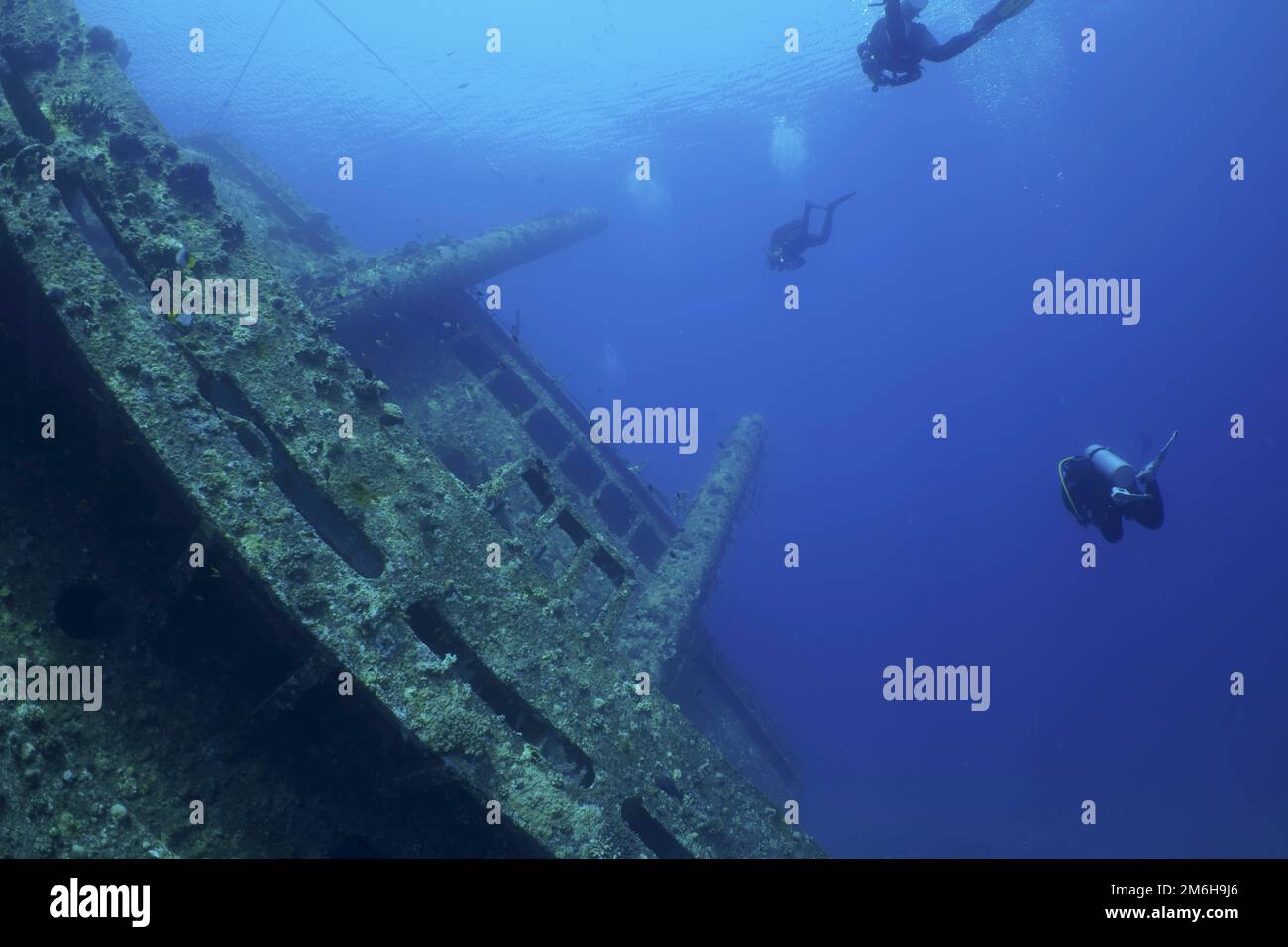 Plongeurs sur l'ascension. Site de plongée Giannis D Wreck, Hurghada, Egypte, Mer Rouge Banque D'Images