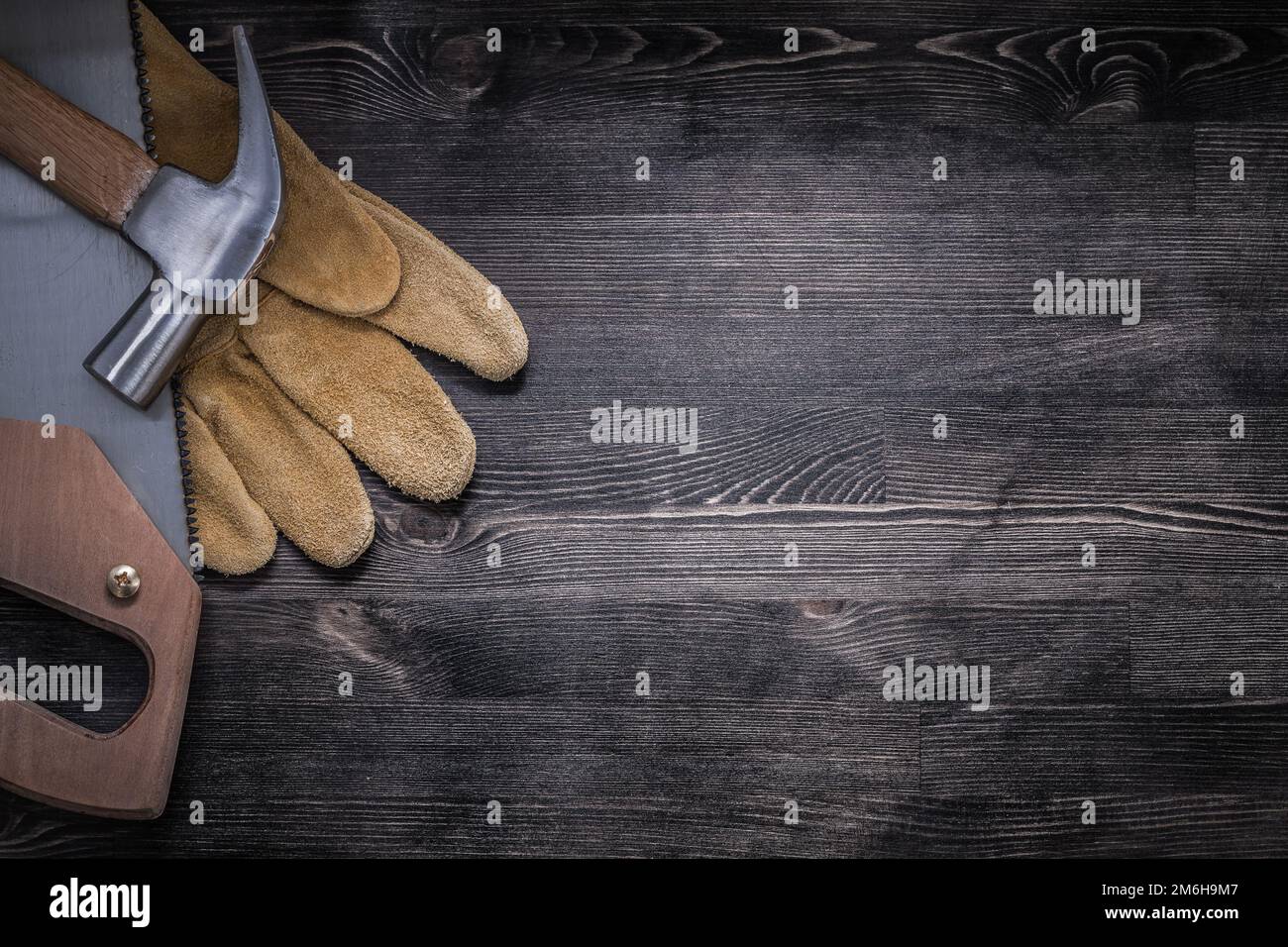 Jeu de griffe de scie à métaux marteau de sécurité gants en cuir Copyspace. Banque D'Images