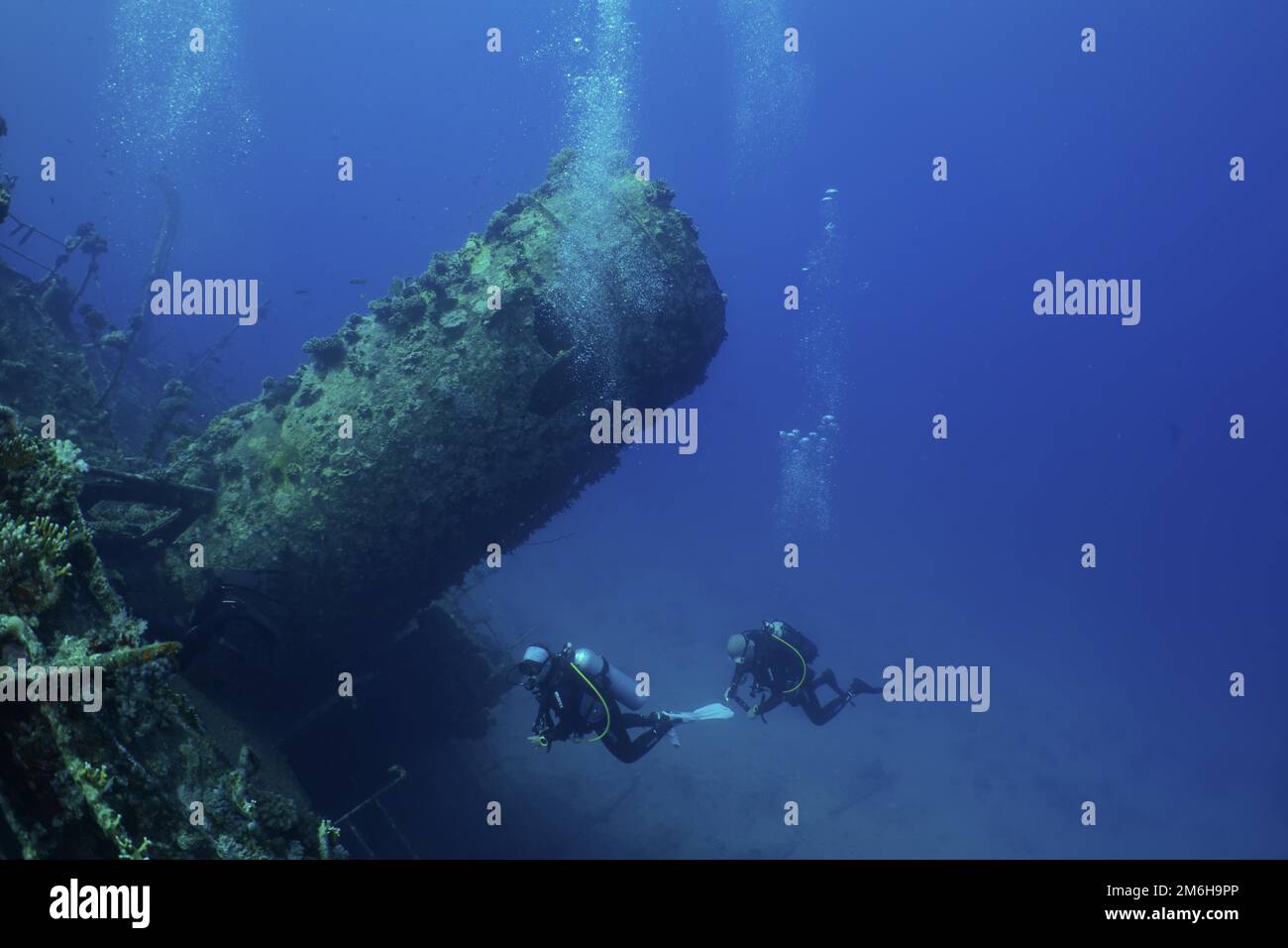 Plongeur à la cheminée du Giannis D. site de plongée Giannis D Wreck, Hurghada, Egypte, Mer Rouge Banque D'Images
