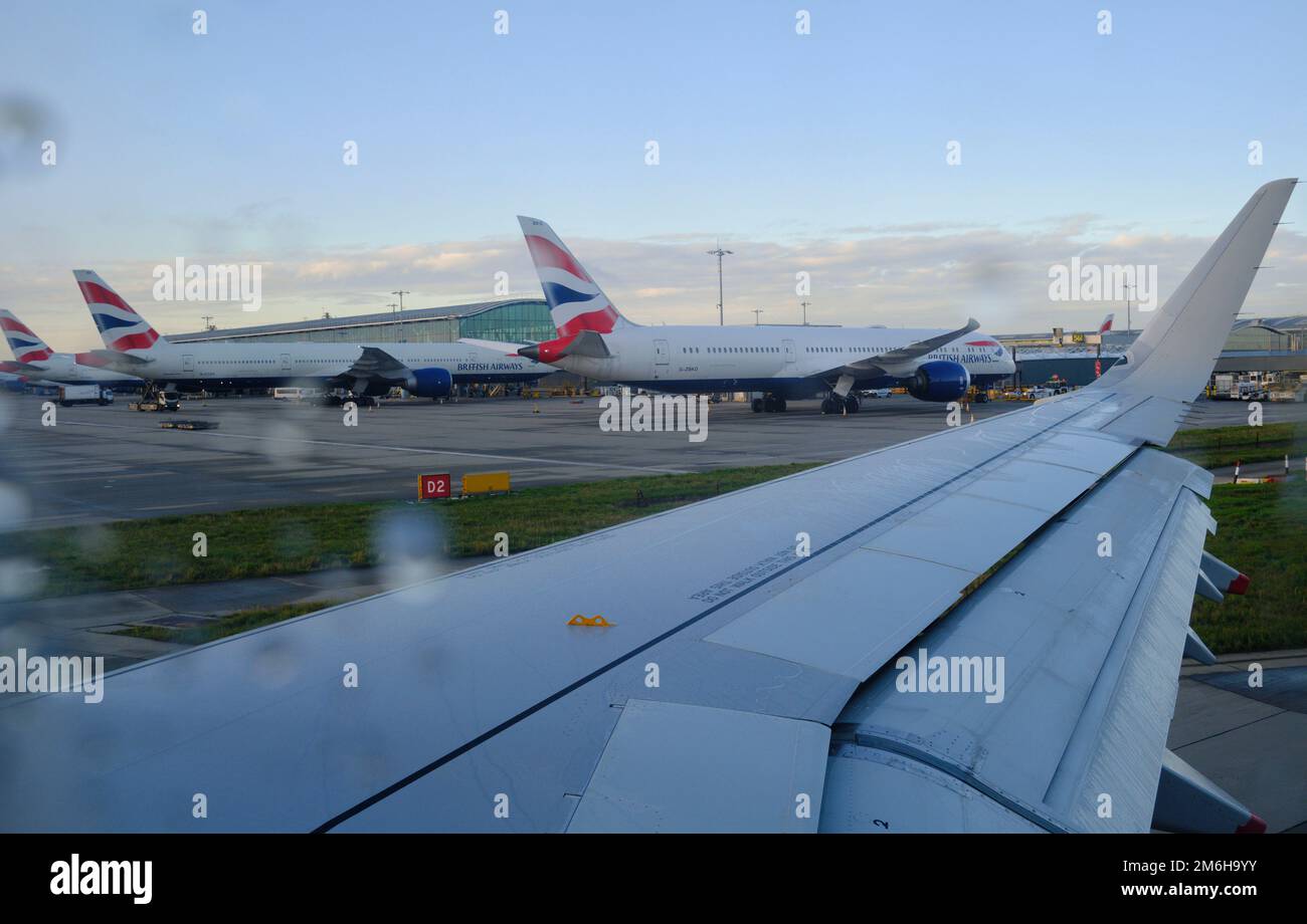 Vue depuis un avion britannique qui passe en taxi jusqu'à la piste d'atterrissage de l'aéroport d'Heathrow Banque D'Images
