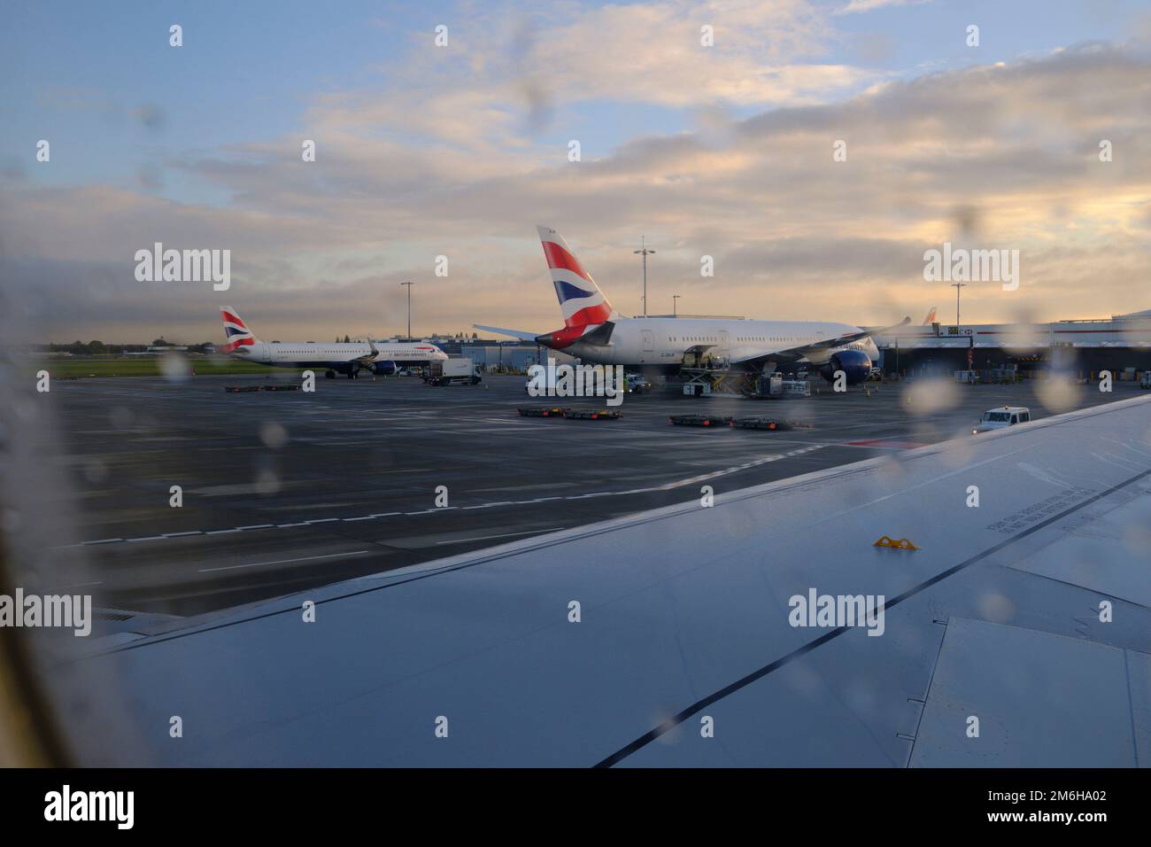 Vue depuis un avion britannique qui passe en taxi jusqu'à la piste d'atterrissage de l'aéroport d'Heathrow Banque D'Images
