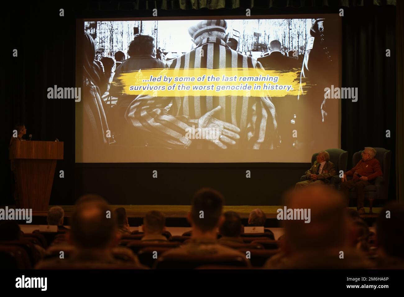 Des aviateurs de l'aile de soutien au combat 501st et des conférenciers invités regardent une vidéo sur l'Holocauste à la RAF Alconbury, Angleterre, 28 avril 2022. L'événement a eu lieu pour réfléchir et honorer les six millions de victimes juives et les millions d'autres victimes du nazisme. Banque D'Images