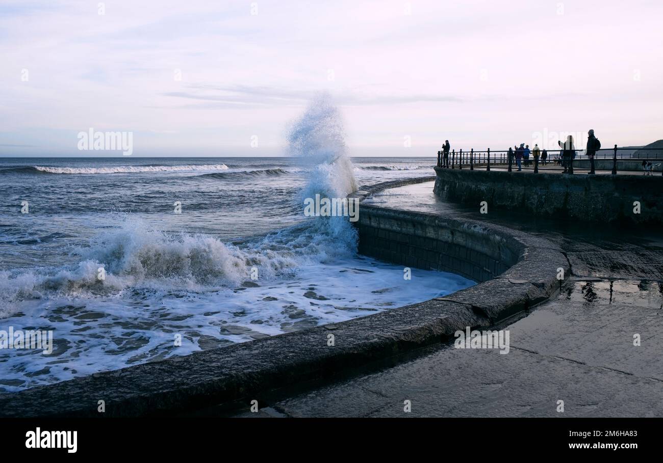 De hautes vagues se brisant sur la rive à Scabrorough Banque D'Images