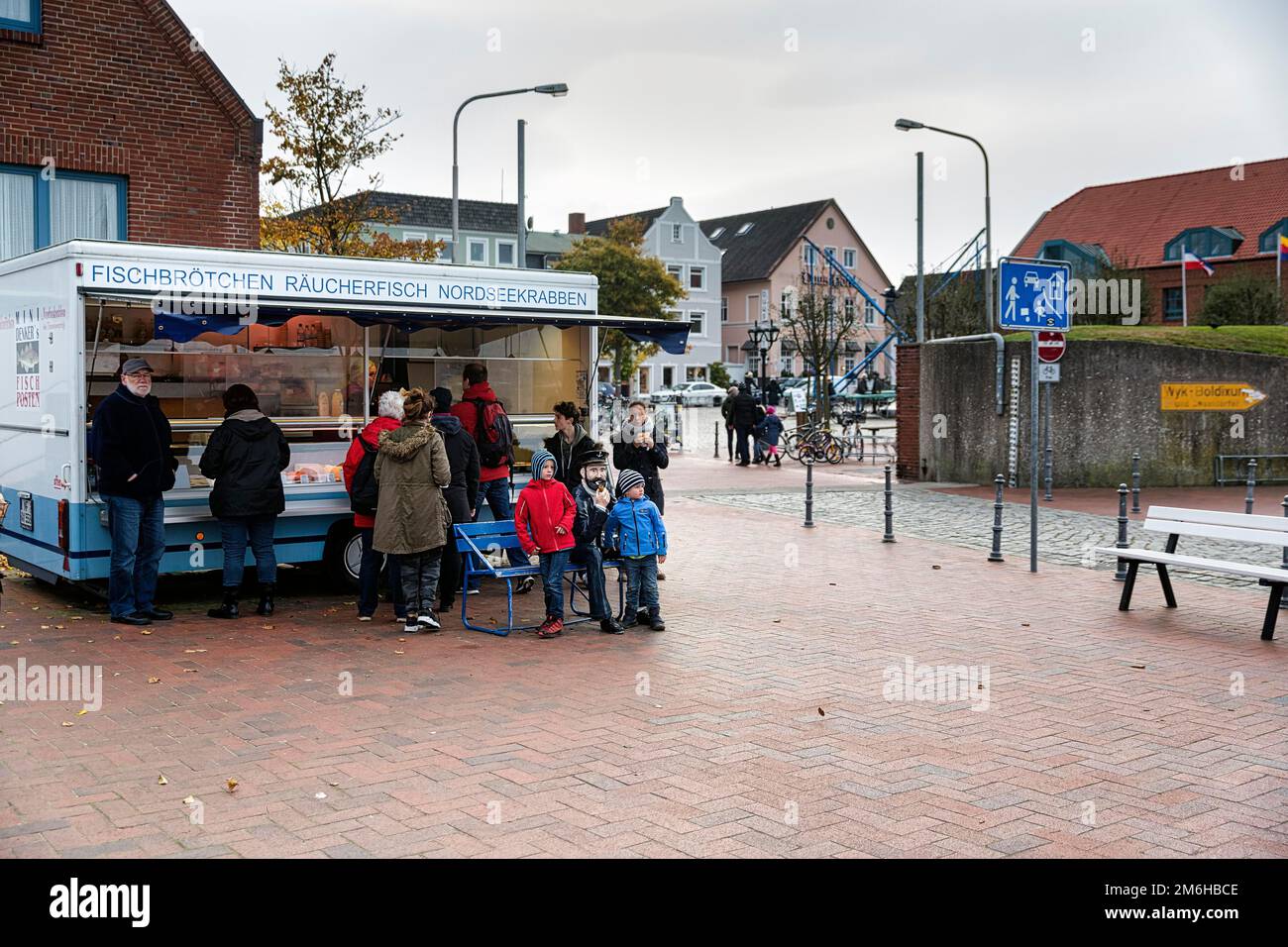 Clients à un chariot de vente pour les rouleaux de poisson, le poisson fumé et les crevettes de la mer du Nord dans le port, Wyk auf Foehr, l'île de Foehr, la frison du Nord, la mer du Nord Banque D'Images