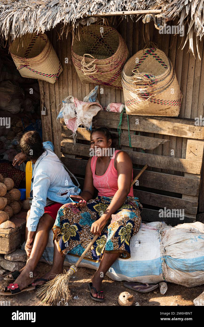 Deux femmes du marché, raphia paniers, Mahajanga, Madagascar Banque D'Images