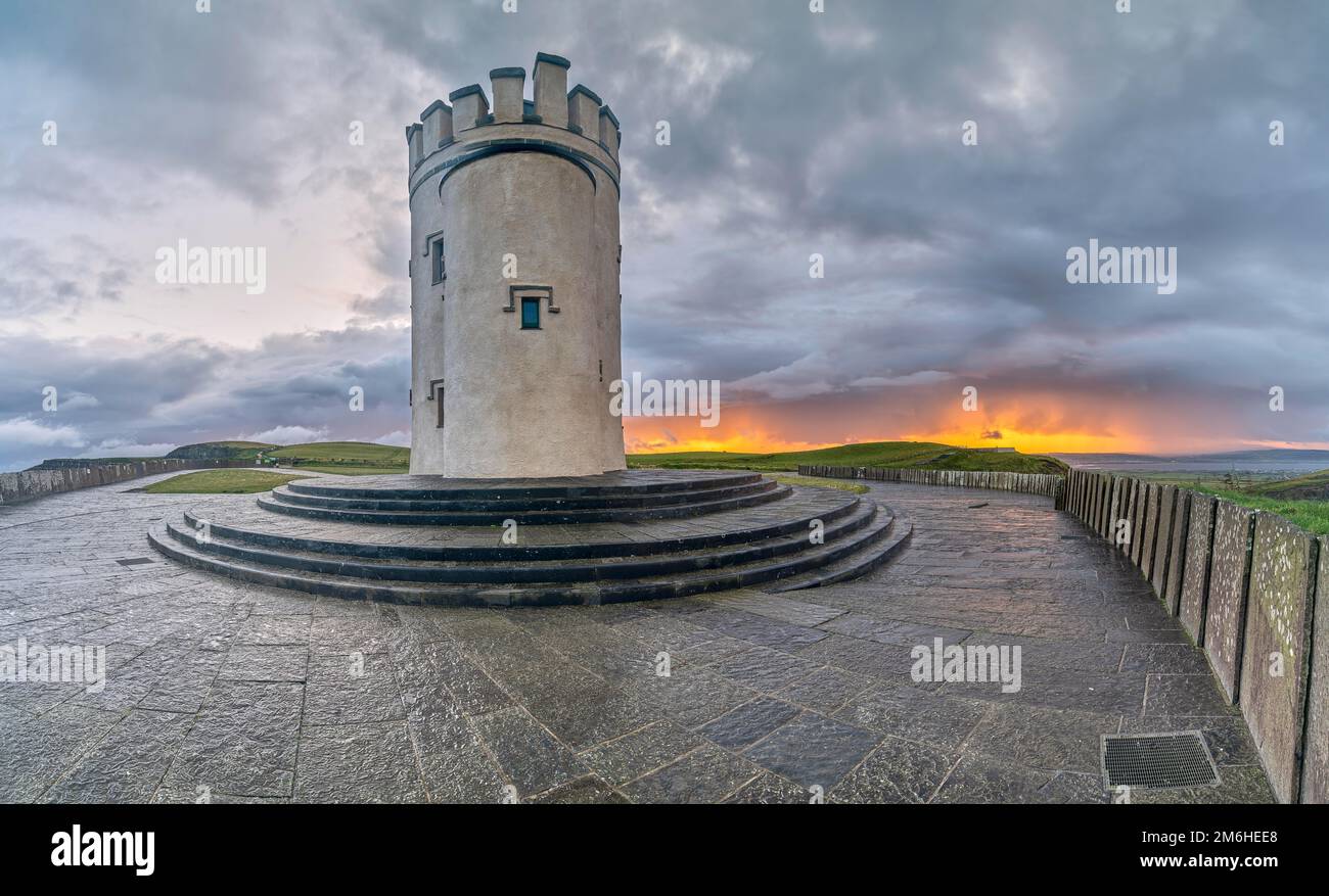 Lever du soleil à la tour OBriens, falaises de Moher, Clare, Irlande Banque D'Images