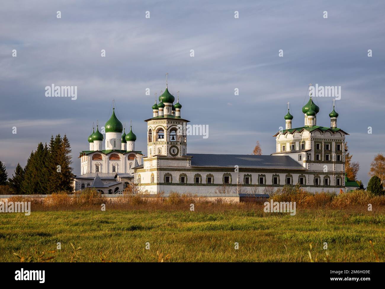 Vue sur le monastère de Nikolo-Vyazhishchsky (couvent de Vyazhishchi de Saint Nicholas) en automne. Vyazhishchi, région de Novgorod. Russie Banque D'Images