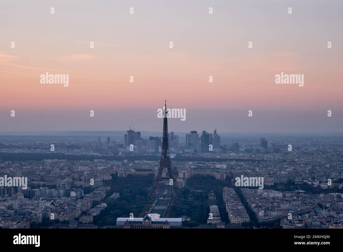 Panorama aérien vue de la Tour Eiffel et de la ville Skyline depuis le sommet d'un Skycraper à Montparnasse au coucher du soleil - Paris, France Banque D'Images