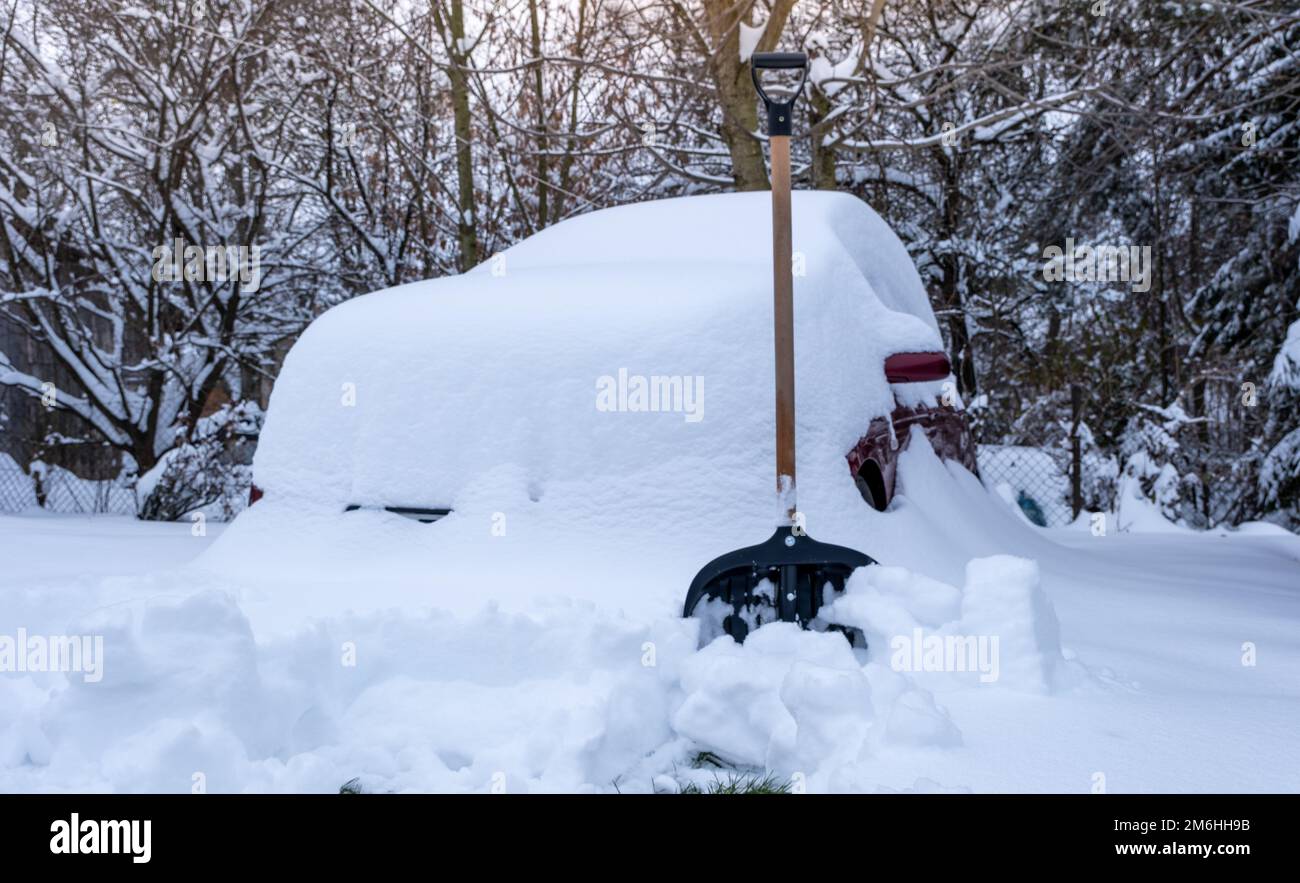 Une grande casquette de neige sur la voiture - une voiture enfouie par la neige en poudre Banque D'Images