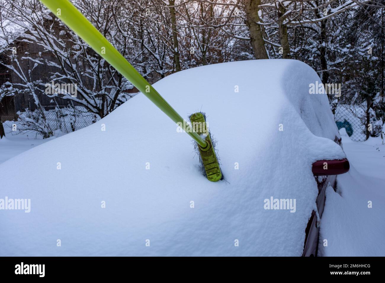 Déneigement de voiture - grosse tempête de neige Banque D'Images