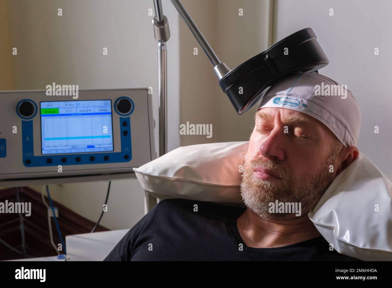 Montréal, CA - 15 novembre 2022 : patient subissant une stimulation magnétique transcrânienne répétitive (TMS) pour traiter l'anxiété et la dépression Banque D'Images