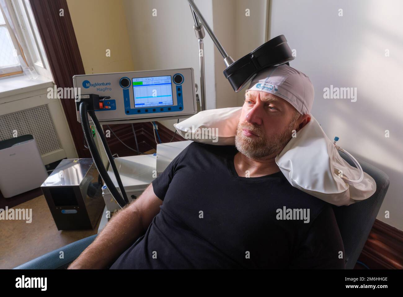 Montréal, CA - 15 novembre 2022 : patient subissant une stimulation magnétique transcrânienne répétitive (TMS) pour traiter l'anxiété et la dépression Banque D'Images