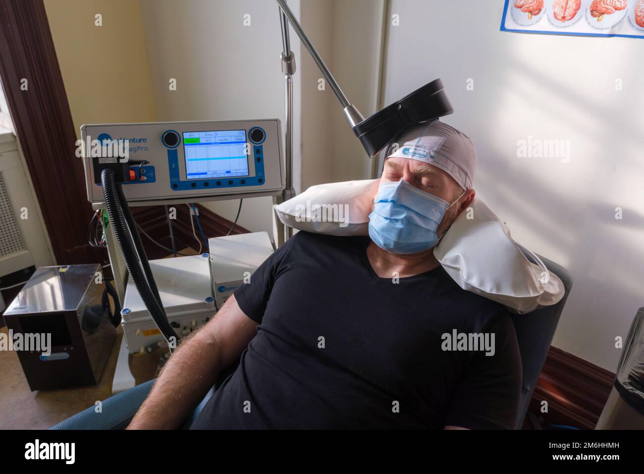Montréal, CA - 15 novembre 2022 : patient subissant une stimulation magnétique transcrânienne répétitive (TMS) pour traiter l'anxiété et la dépression Banque D'Images