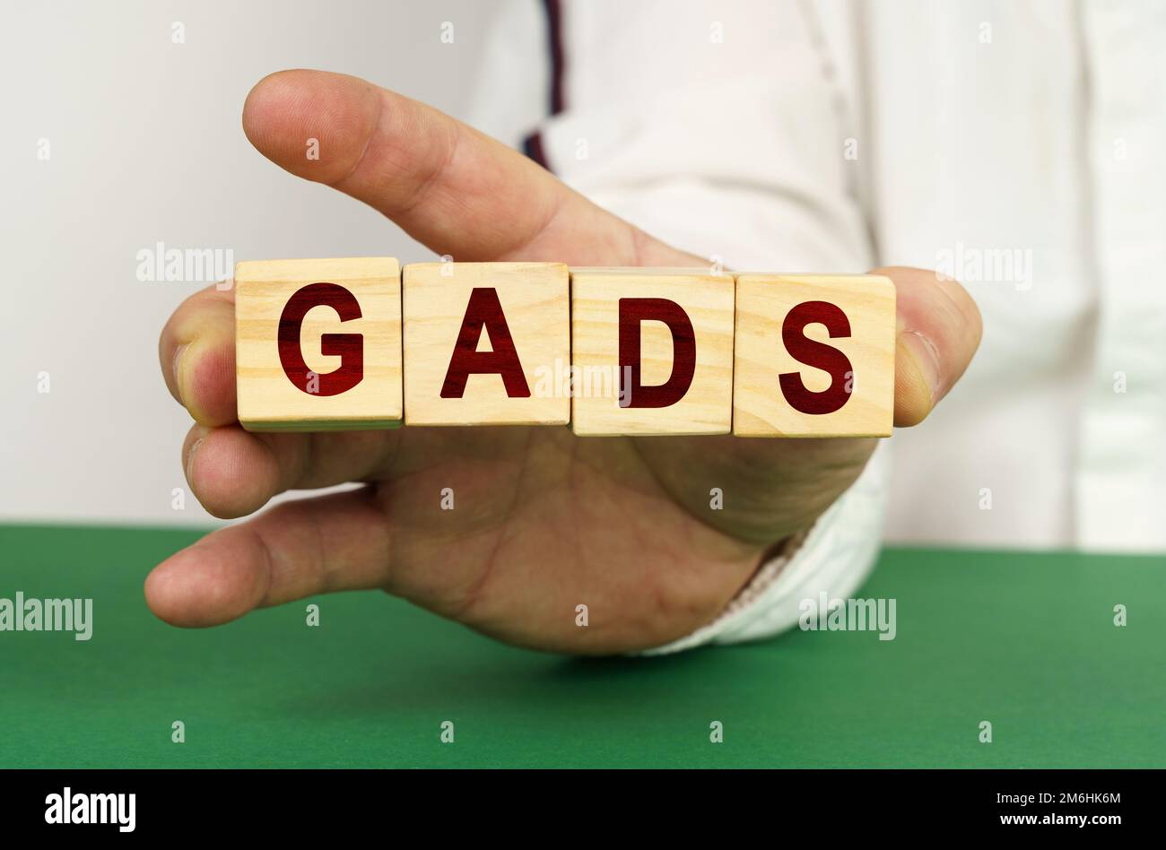 Dans la main de l'homme sont des cubes avec l'inscription - GADS. Banque D'Images