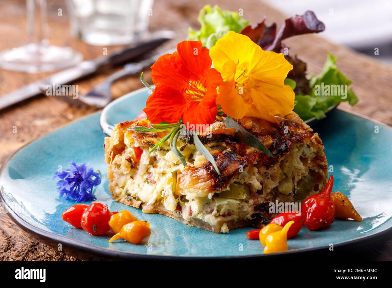 Quiche française avec salade Banque D'Images