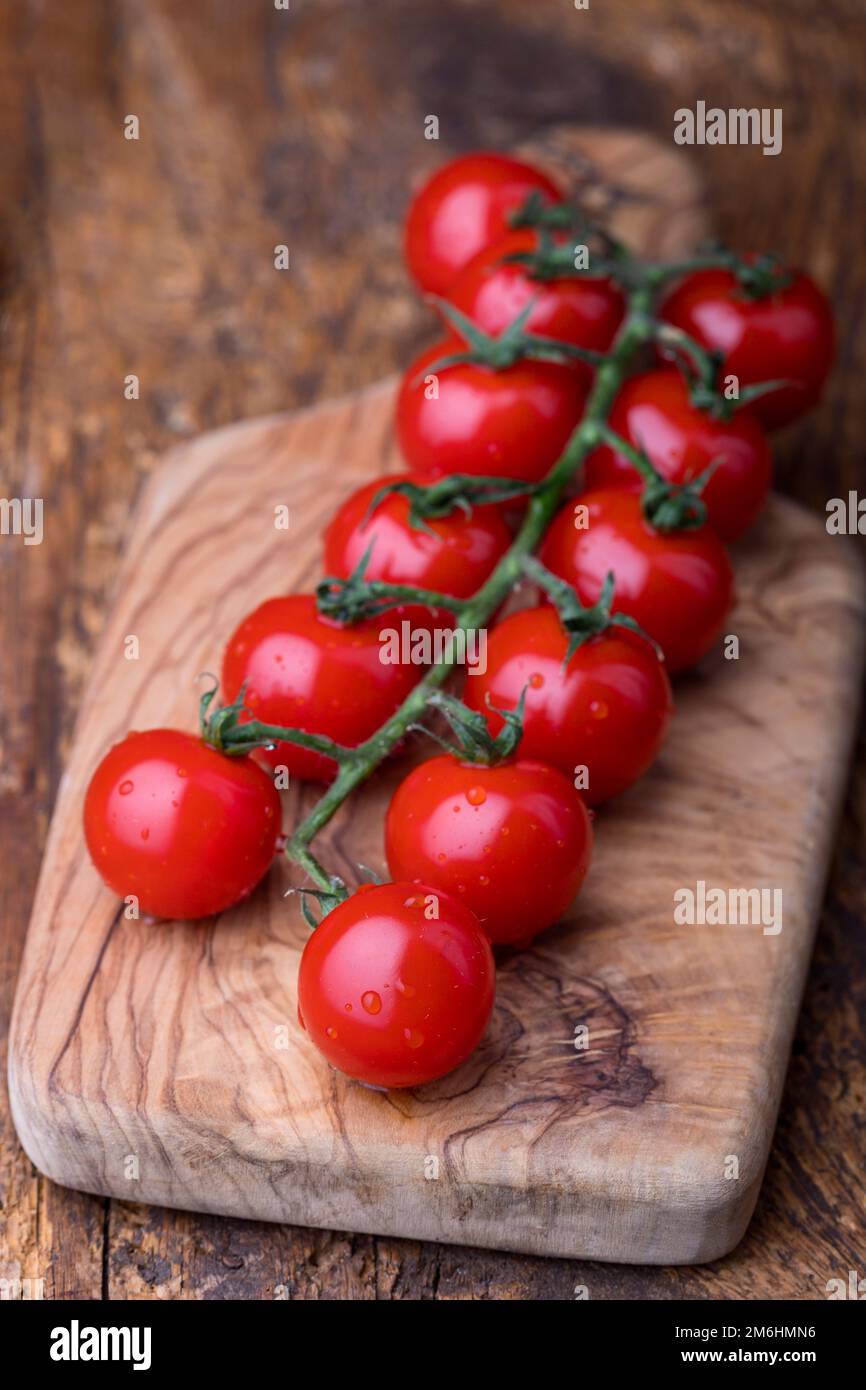 Rangée de tomates crues sur bois Banque D'Images