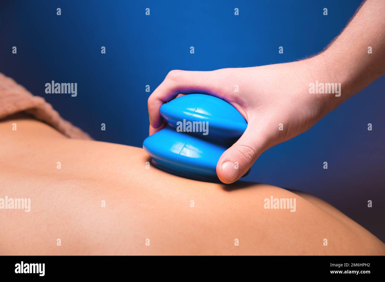 La main d'un homme place une cuvette en caoutchouc à dépression sur l'arrière d'un client mâle Banque D'Images