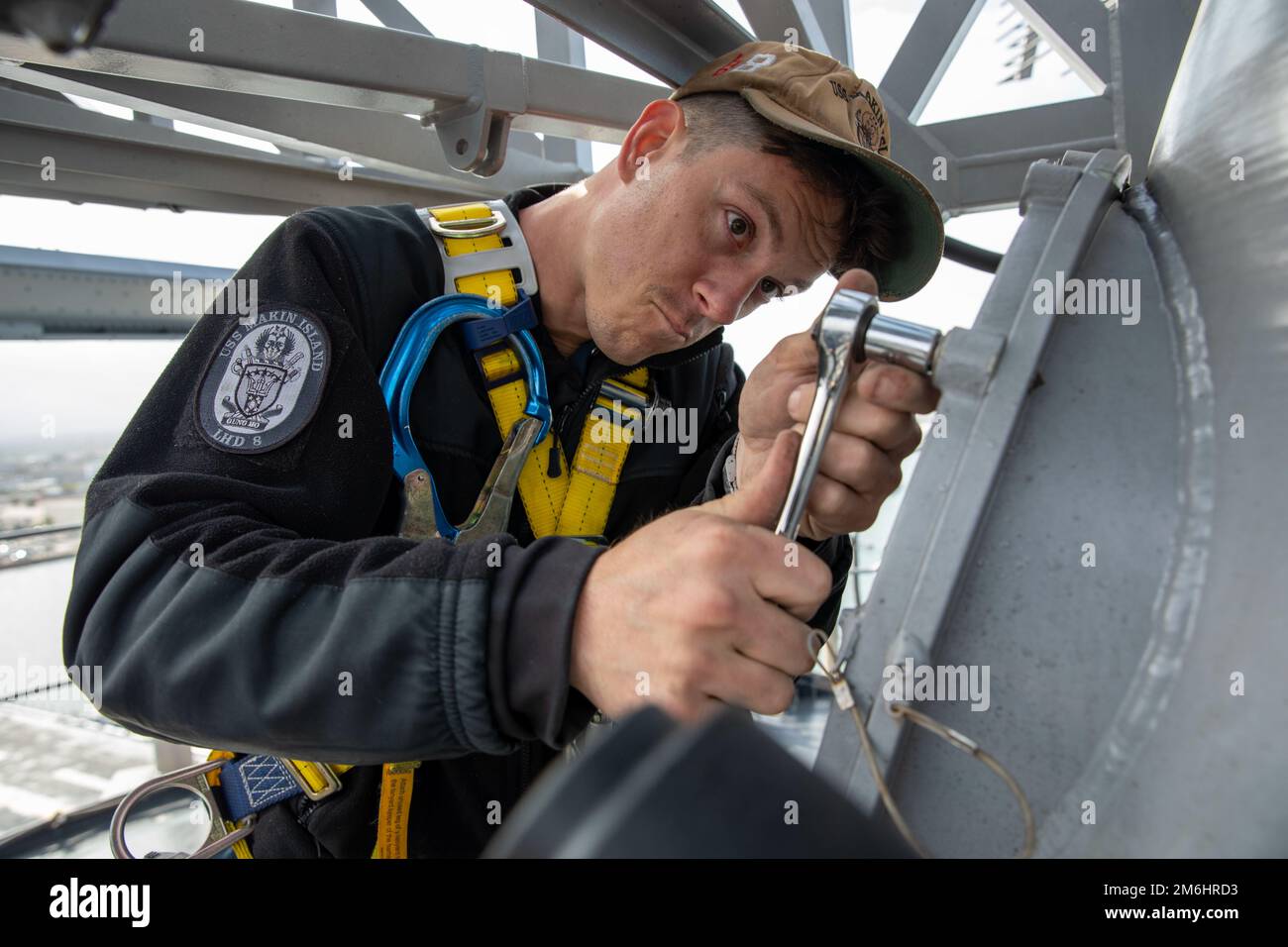 220428-N-VS068-1038 SAN DIEGO (28 avril 2022) – technicien en électronique 2nd classe Arlen Peterson effectue l'entretien d'un radar tout en altitude à bord d'un navire d'assaut amphibie USS Makin Island (LHD 8), 28 avril. Le terme “aloft” désigne n’importe où 15 pieds ou plus, où un harnais est nécessaire, et abrite la plupart des équipements radar d’un navire. L'île de Makin est un navire d'assaut amphibie de classe Wasp, qui a été porté à San Diego. Banque D'Images