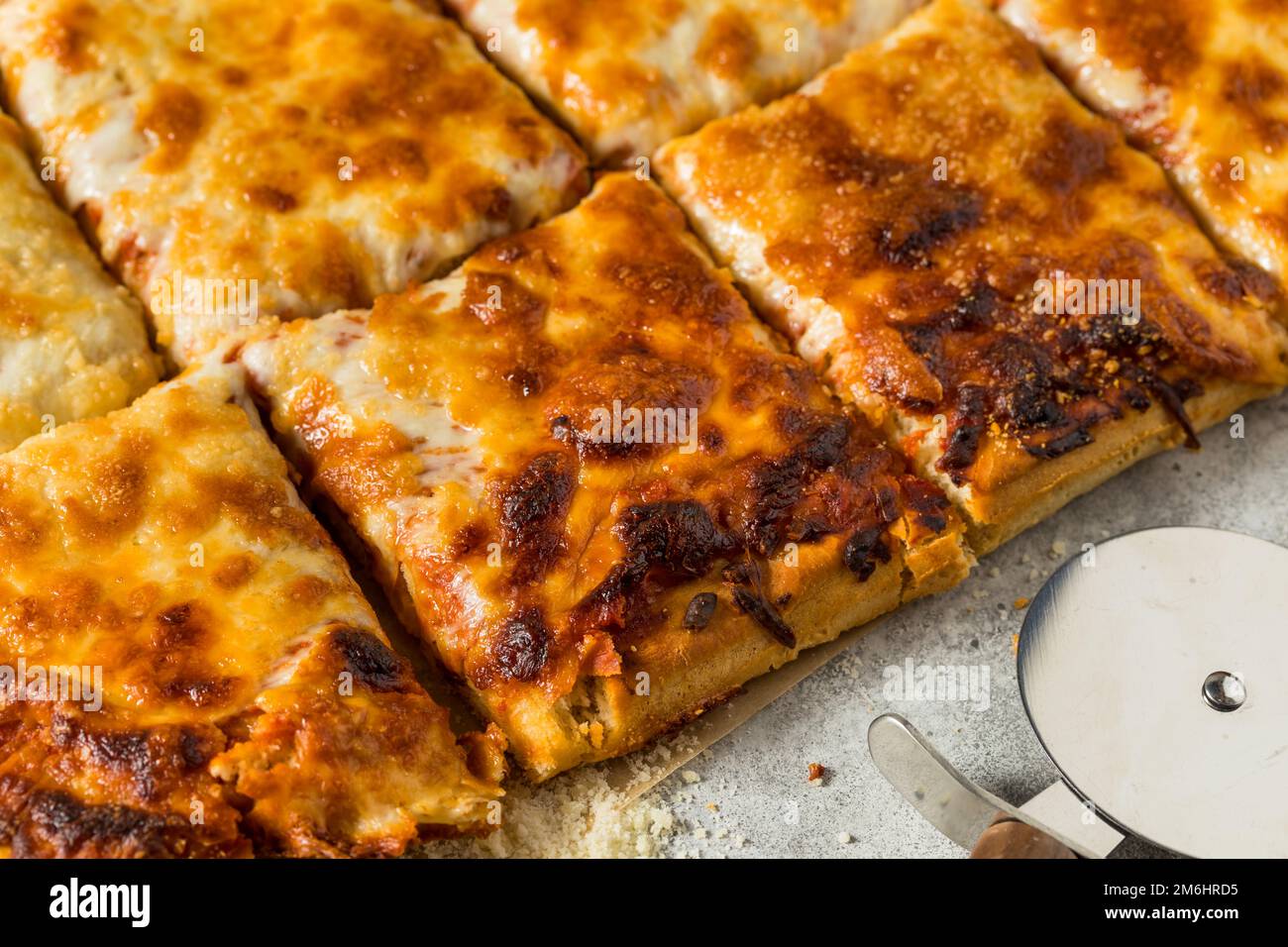 Pizza maison au fromage grand-mère avec sauce tomate Banque D'Images