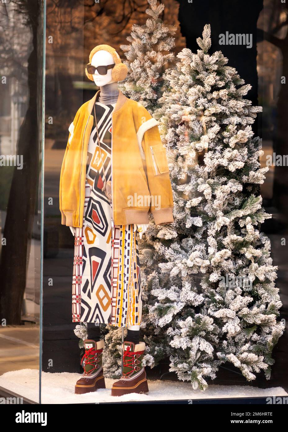 Mannequin présentant la collection hiver et l'arbre de Noël en exposition sur Dsquared2 Shop à Sofia, Bulgarie, Europe de l'est, Balkans, UE Banque D'Images