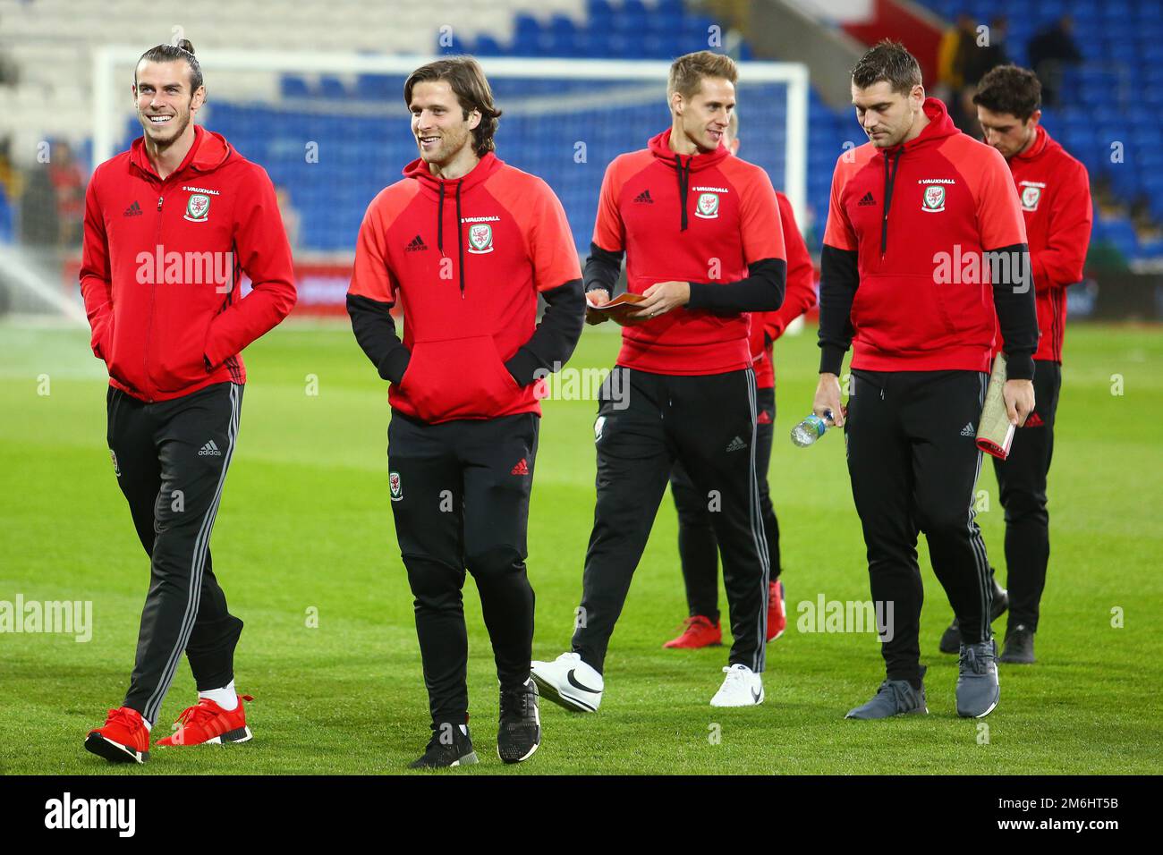 Gareth Bale du pays de Galles et ses coéquipiers gallois avant le match - pays de Galles contre Serbie, groupe D de qualification de la coupe du monde FIFA 2018, Cardiff City Stadium, Cardiff - 12th novembre 2016. Banque D'Images