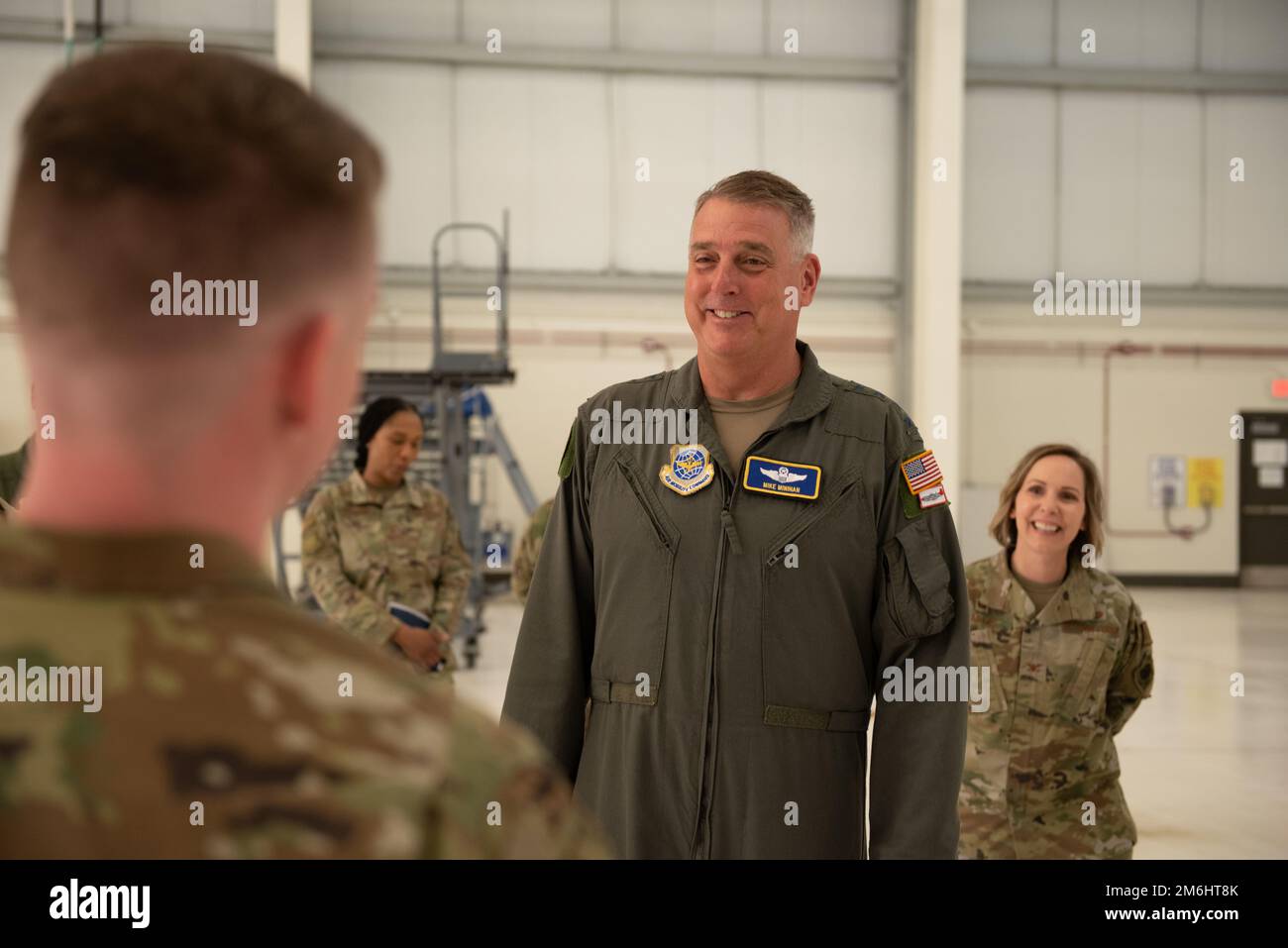 Le général Mike Minihan, commandant du Commandement de la mobilité aérienne, s'entretient avec des aviateurs du groupe de maintenance 22nd dans un hangar 28 avril 2022, à la base aérienne de McConnell, au Kansas. L’équipe de commandement de l’AMC a visité McConnell et visité diverses organisations, et a reçu des mémoires de mission de la part des dirigeants et des aviateurs de McConnell. La direction de l'AMC a également félicité l'équipe McConnell pour son travail acharné et son dévouement à l'avancement du ravitaillement en vol. Banque D'Images