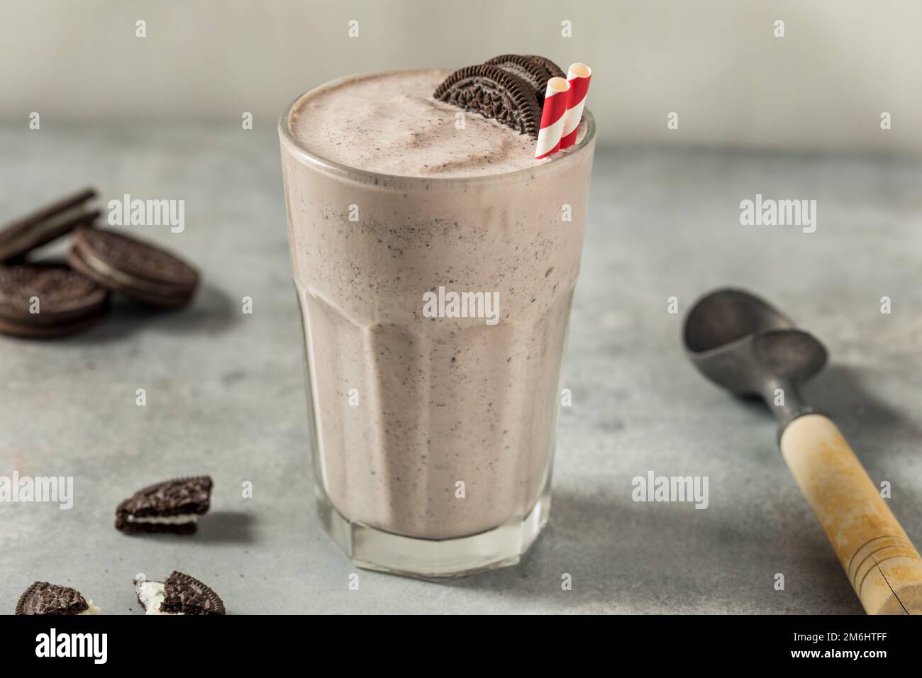Biscuits surgelés faits maison et Milk-Shake à la crème avec un verre Banque D'Images Biscuits surgelés faits maison et Milk-Shake à la crème avec un verre Banque D'Images