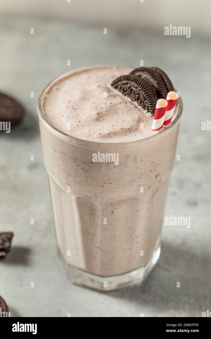 Biscuits surgelés faits maison et Milk-Shake à la crème avec un verre Banque D'Images Biscuits surgelés faits maison et Milk-Shake à la crème avec un verre Banque D'Images