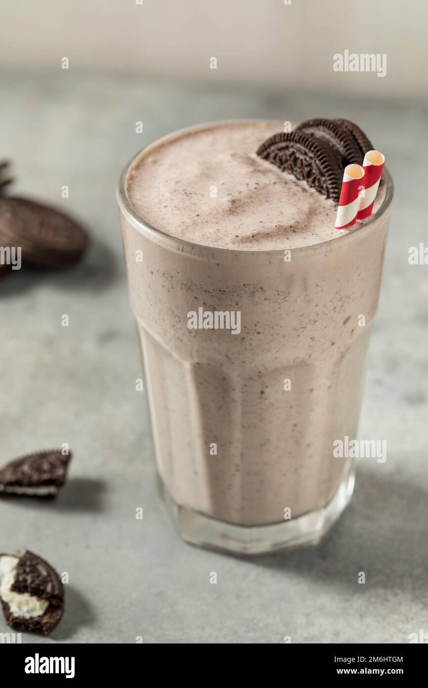 Biscuits surgelés faits maison et Milk-Shake à la crème avec un verre Banque D'Images Biscuits surgelés faits maison et Milk-Shake à la crème avec un verre Banque D'Images