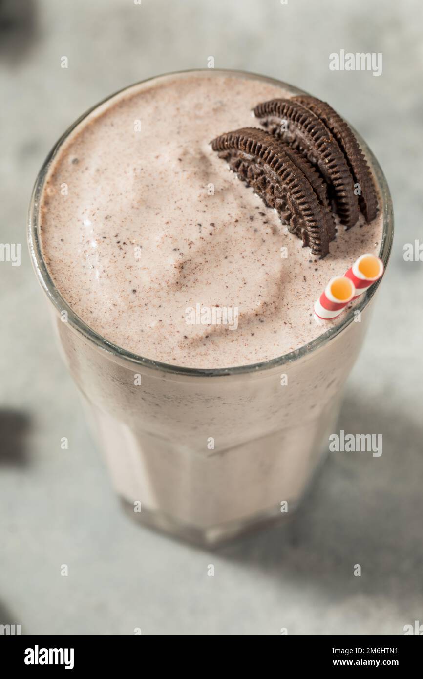 Biscuits surgelés faits maison et Milk-Shake à la crème avec un verre Banque D'Images Biscuits surgelés faits maison et Milk-Shake à la crème avec un verre Banque D'Images