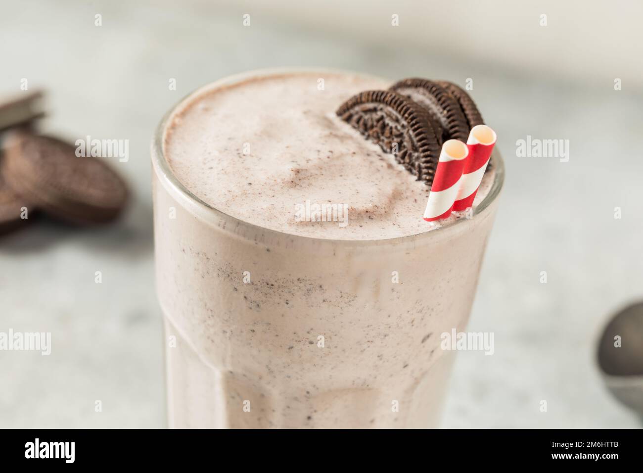 Biscuits surgelés faits maison et Milk-Shake à la crème avec un verre Banque D'Images Biscuits surgelés faits maison et Milk-Shake à la crème avec un verre Banque D'Images