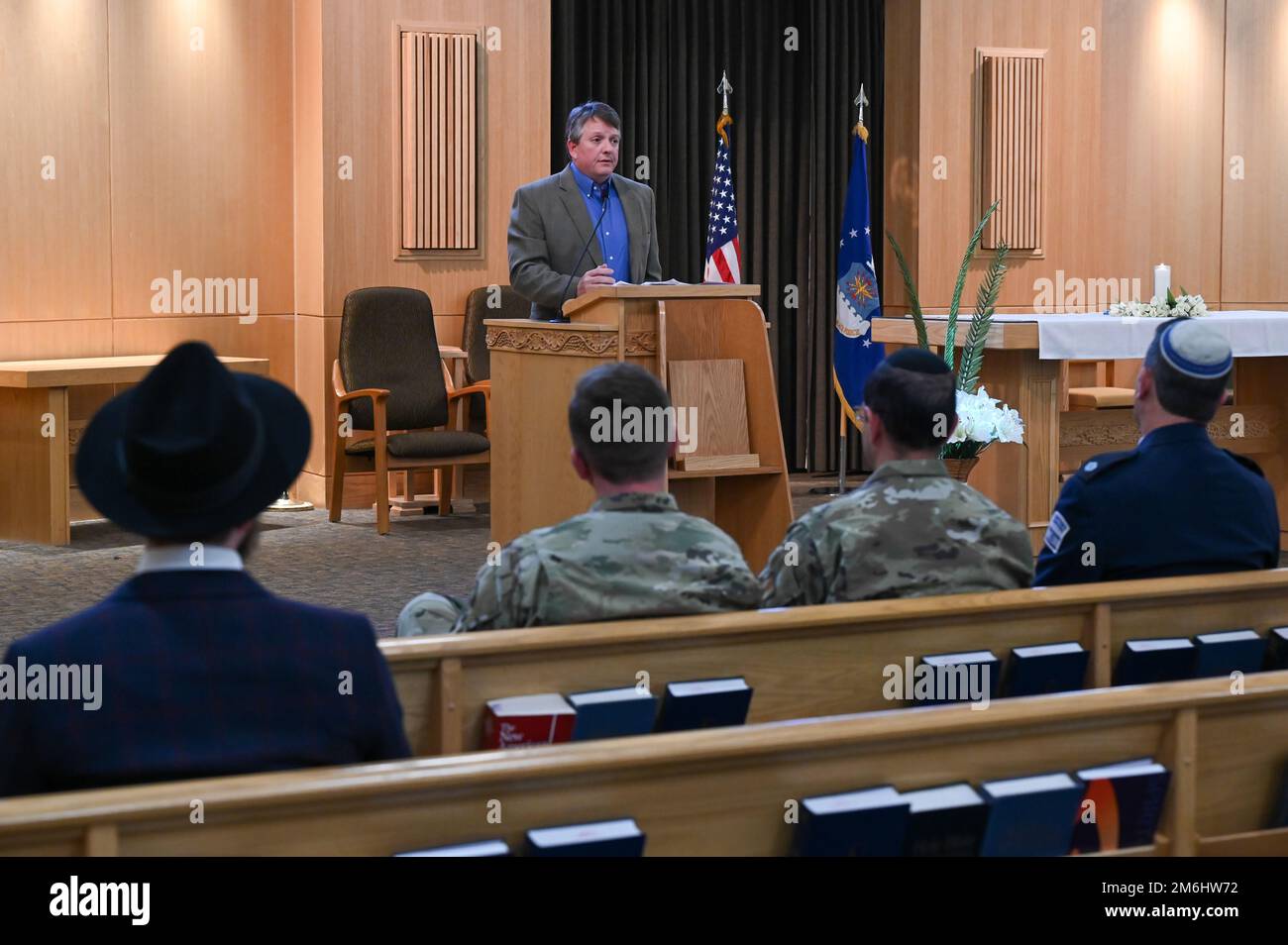 Mike Moore, directeur du personnel de l'escadre de la base aérienne de 75th, parle en mémoire de sa grand-mère lors de la cérémonie du jour du souvenir de l'Holocauste, 28 avril 2022, à la base aérienne de Hill, en Utah. La célébration est un temps pour se souvenir des victimes, pour se souvenir de ceux qui ont risqué leur vie pour sauver un autre être humain, et pour honorer les survivants qui ont vécu les horreurs de l'Holocauste. Banque D'Images