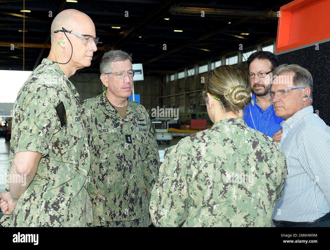 220428-N-DG679-035 JACKSONVILLE, FLORIDE (28 avril 2022) Cmdr. Noel Koenig, directeur militaire du Centre de préparation de la flotte Sud-est (FRSCE) de BRM Logistics Slips arrière ADM. Joseph Noble, directeur des opérations logistiques de l’Agence de logistique de défense (DLA) lors d’une visite de la ligne de production des formateurs du FRSH. Noble a visité plusieurs secteurs de FRCSE et de DLA-Aviation, y compris les installations de moteurs de Crinkley et les entrepôts de distribution de détail et de gros de DLA. Noble a également discuté des moyens de mieux soutenir la mission d’entretien, de réparation, de révision et de maintien en service du Fighter F-35 joint Strike. Banque D'Images