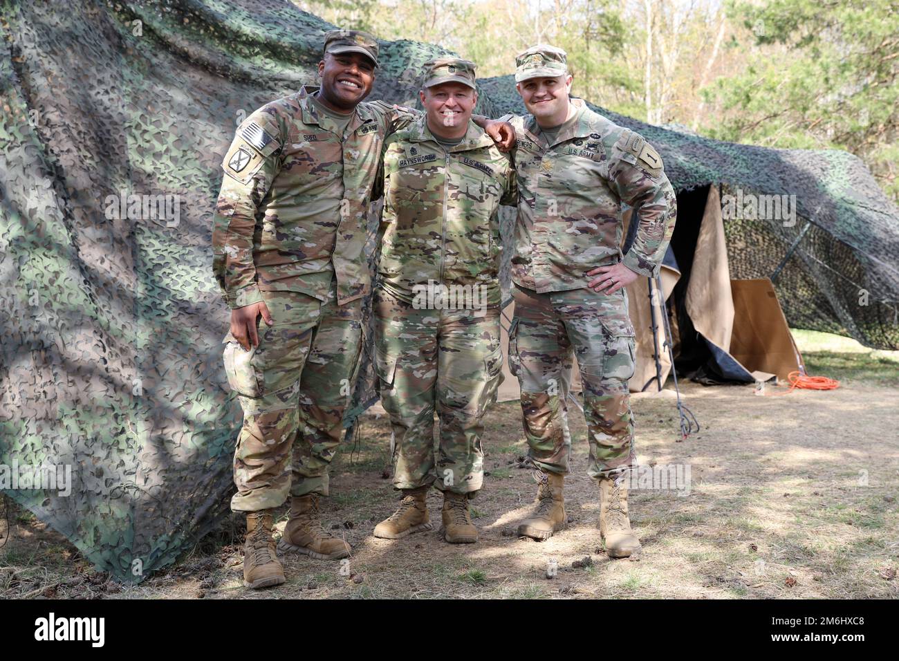 Depuis la gauche, États-Unis Le major de l'armée Randy Shed, l'officier exécutif des États-Unis Le sergent d'armée Jonathan Haynsworth, le major des opérations et les États-Unis Luke Bowers, commandant de l'armée, tous affectés au 2nd Bataillon, 34th Régiment blindé, 1st Brigade blindée équipe de combat, 1st Division d'infanterie, pose pour une photo à l'extérieur du centre des opérations tactiques après l'événement culminant du sommet de l'opération Abrams à la chaîne Bucierz, Drawsko Pomorskie, Pologne, 28 avril 2022. Banque D'Images