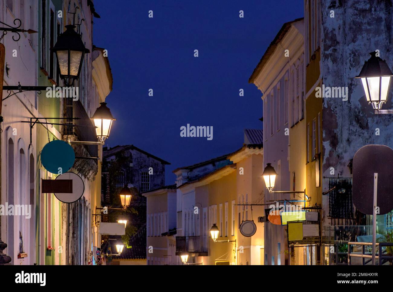 Rues de Pelourinho avec ses maisons historiques de style colonial illuminées la nuit Banque D'Images