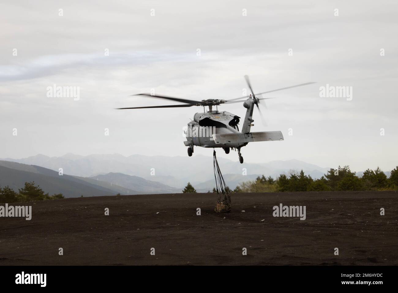 Un Sikorsky SH-60 Seahawk de l'US Navy effectue une livraison aérienne pour les Marines affectés au 1er bataillon, 3d Marines, 3d Marine Division au Combined Arms Training Center, Camp Fuji, Japon, le 28 avril 2022. Cet exercice a testé et renforcé la capacité des Marines à mener des opérations distribuées, tout en démontrant leur volonté de sécuriser et de défendre rapidement les terrains clés pour maintenir la sécurité régionale. Le 1/3 est déployé vers l'avant dans l'Indo-Pacifique sous le 4e Marines dans le cadre du programme de déploiement d'unité. EABO, Indo pacific, Banque D'Images