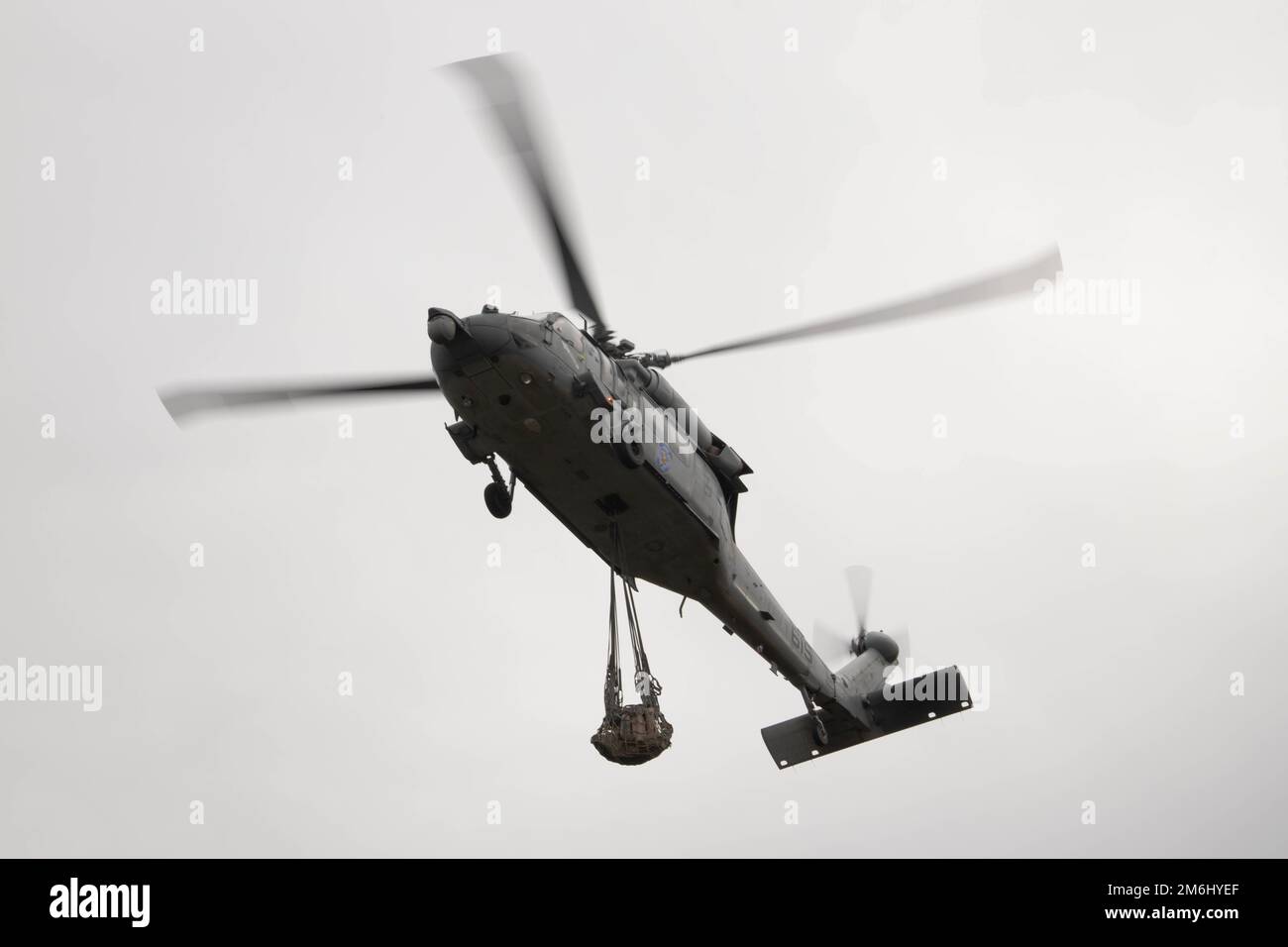 Un Sikorsky SH-60 Seahawk de l'US Navy effectue une livraison aérienne pour les Marines affectés au 1er bataillon, 3d Marines, 3d Marine Division au Combined Arms Training Center, Camp Fuji, Japon, le 28 avril 2022. Cet exercice a testé et renforcé la capacité des Marines à mener des opérations distribuées, tout en démontrant leur volonté de sécuriser et de défendre rapidement les terrains clés pour maintenir la sécurité régionale. Le 1/3 est déployé vers l'avant dans l'Indo-Pacifique sous le 4e Marines dans le cadre du programme de déploiement d'unité. EABO, Indo pacific, Banque D'Images