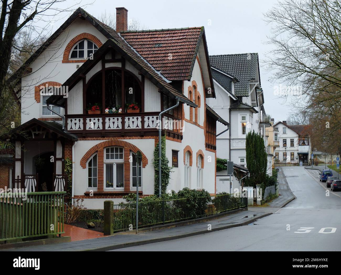 Bad Oeynhausen, Allemagne Déc 31 2021 Une belle ancienne maison résidentielle du 20th siècle dans la ville allemande de Bad Oeynhausen Banque D'Images