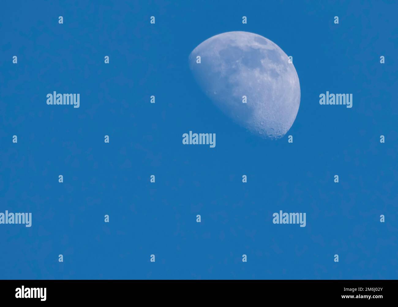 Le fond de la demi-lune étant le seul satellite naturel permanent de la Terre Banque D'Images