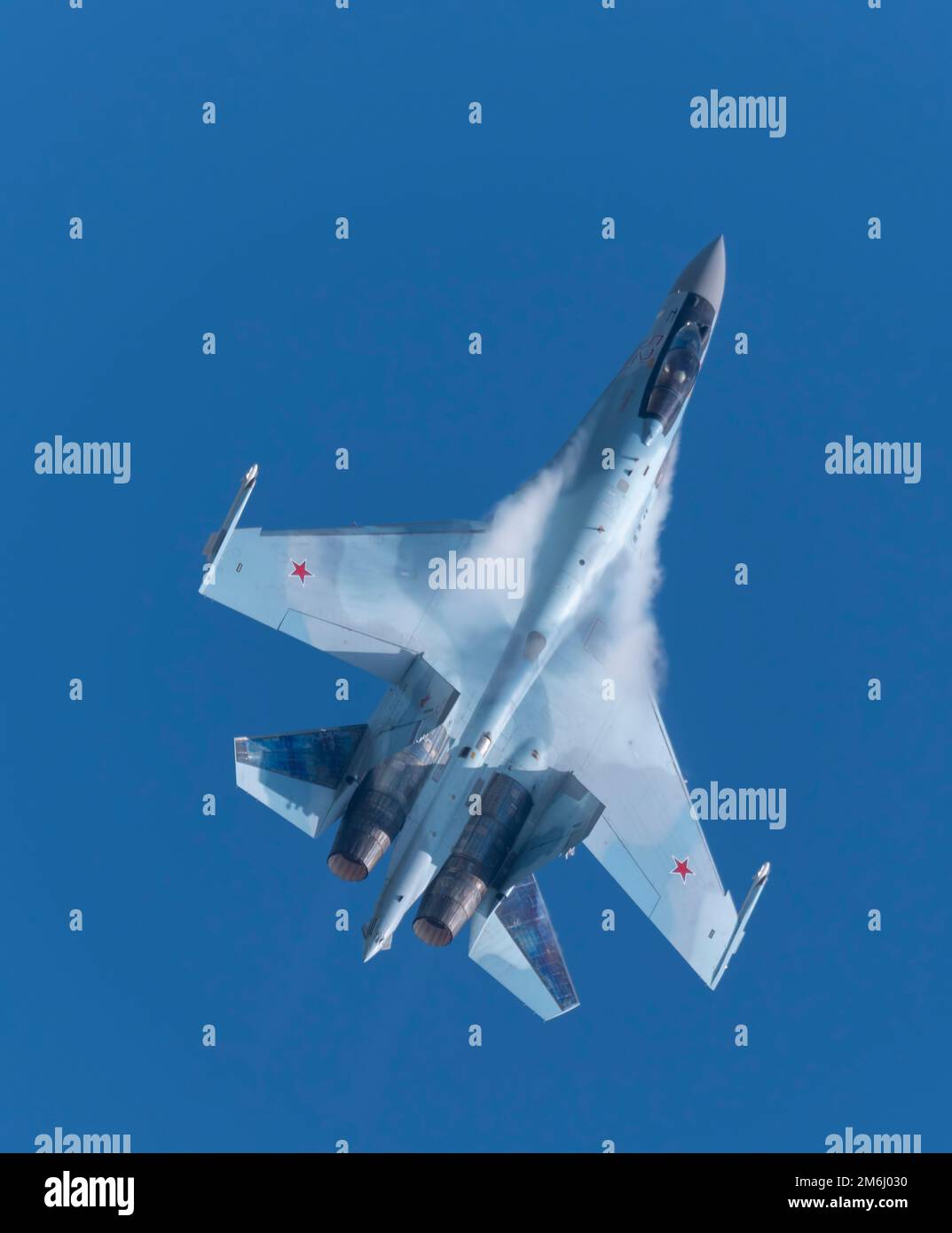 Moscou Russie Zhukovsky Airfield 25 juillet 2021: Les équipes aérobies Falcons de Russie sur les avions su-35 de l'aérospatiale internationale Banque D'Images