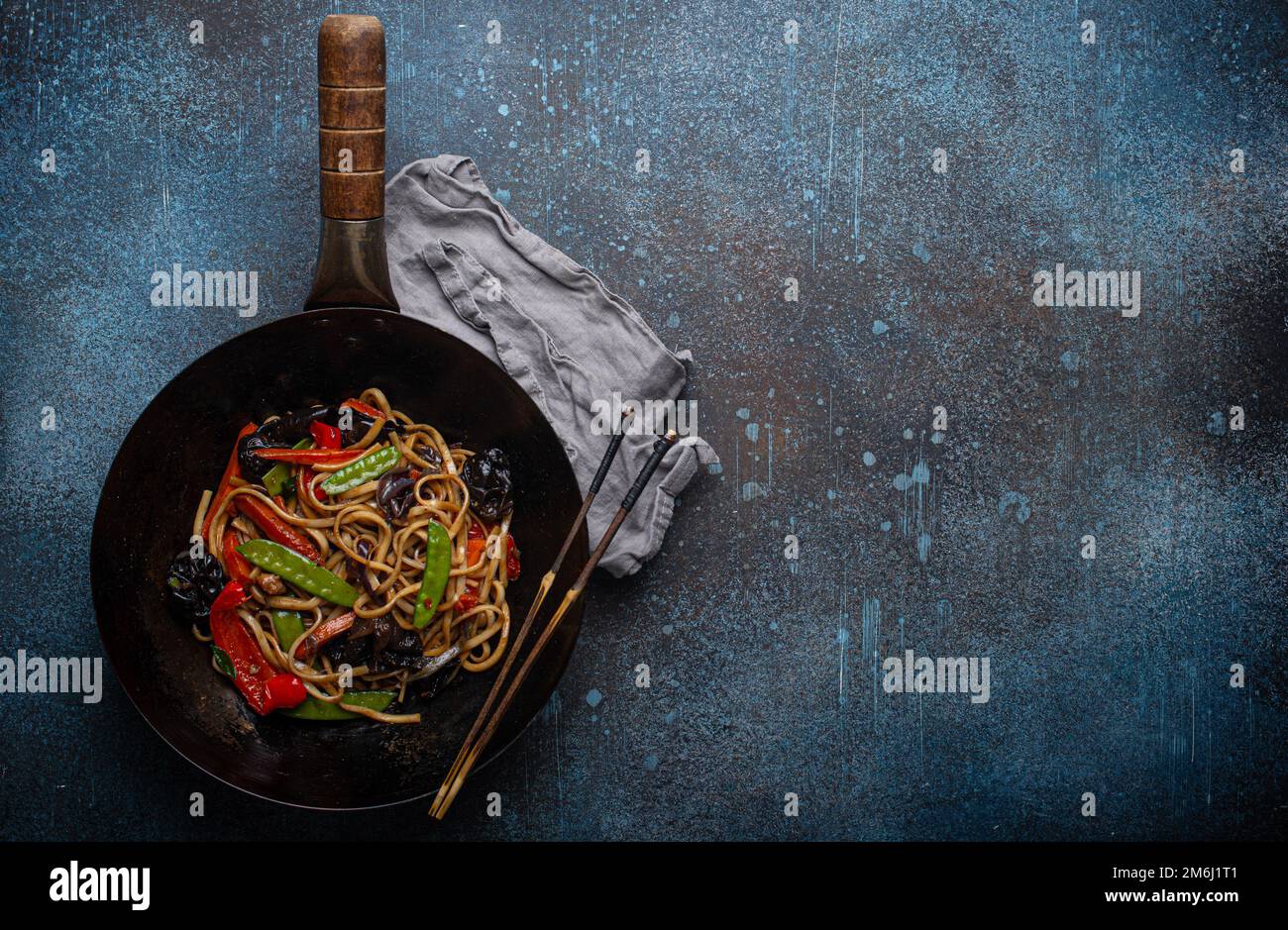Sauté asiatique nouilles avec légumes dans wok noir espace de copie Banque D'Images