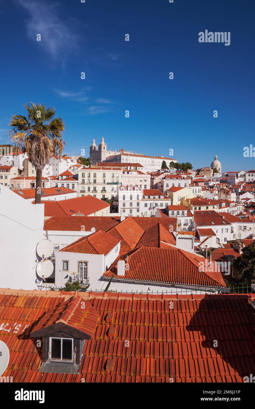 Vue panoramique - point de vue de Santa Luzia (miradouro), avec vue sur la vieille ville d'Alfama - Lisbonne, Portugal Banque D'Images