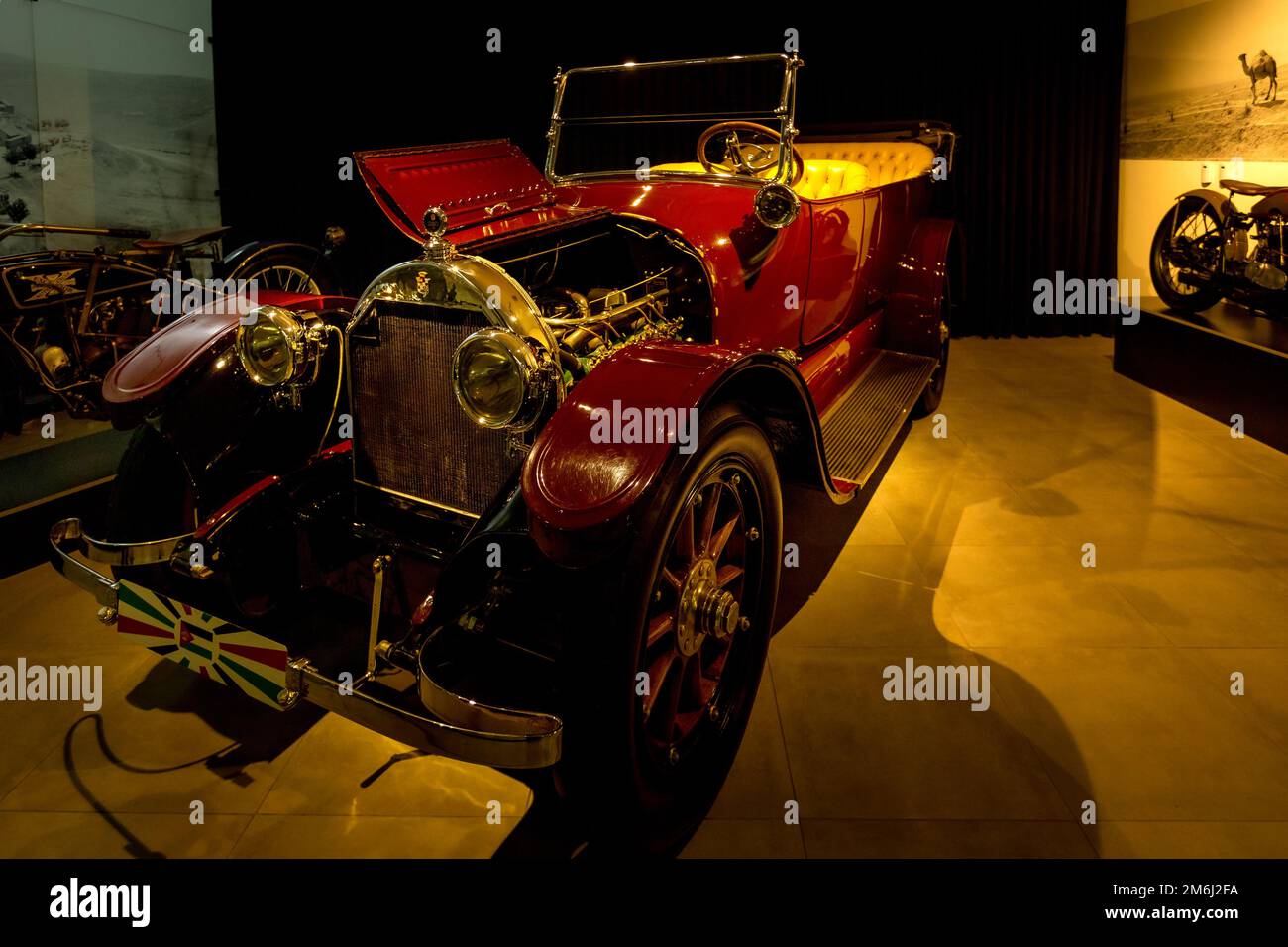 Amman, Jordanie, 07 décembre 2018 : Packard Twelve, Dual-Cowl Phaeton 1938, Body by Rollston à l'exposition dans le musée automobile du Roi Abdullah II à Am Banque D'Images