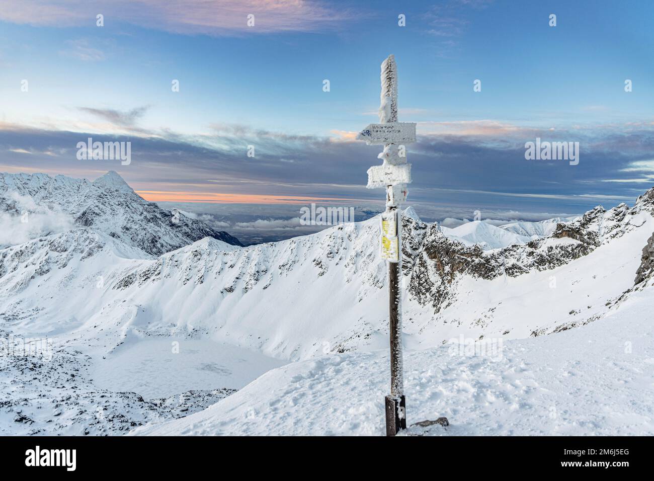Pistes de signalisation enneigées sur le col Zawrat dans les montagnes d'hiver Tatra. Banque D'Images