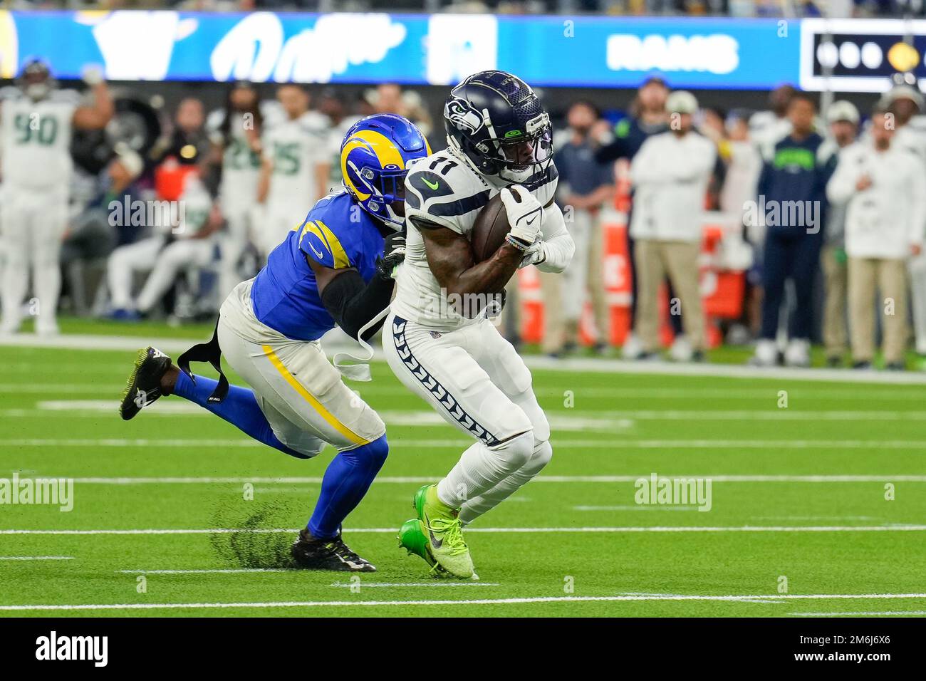 Inglewood, États-Unis. 02nd décembre 2022. Marquise Goodwin (11), grand  receveur des Seahawks de Seattle, reçoit un pass contre les Rams de Los  Angeles lors d'un match de football de la NFL, le