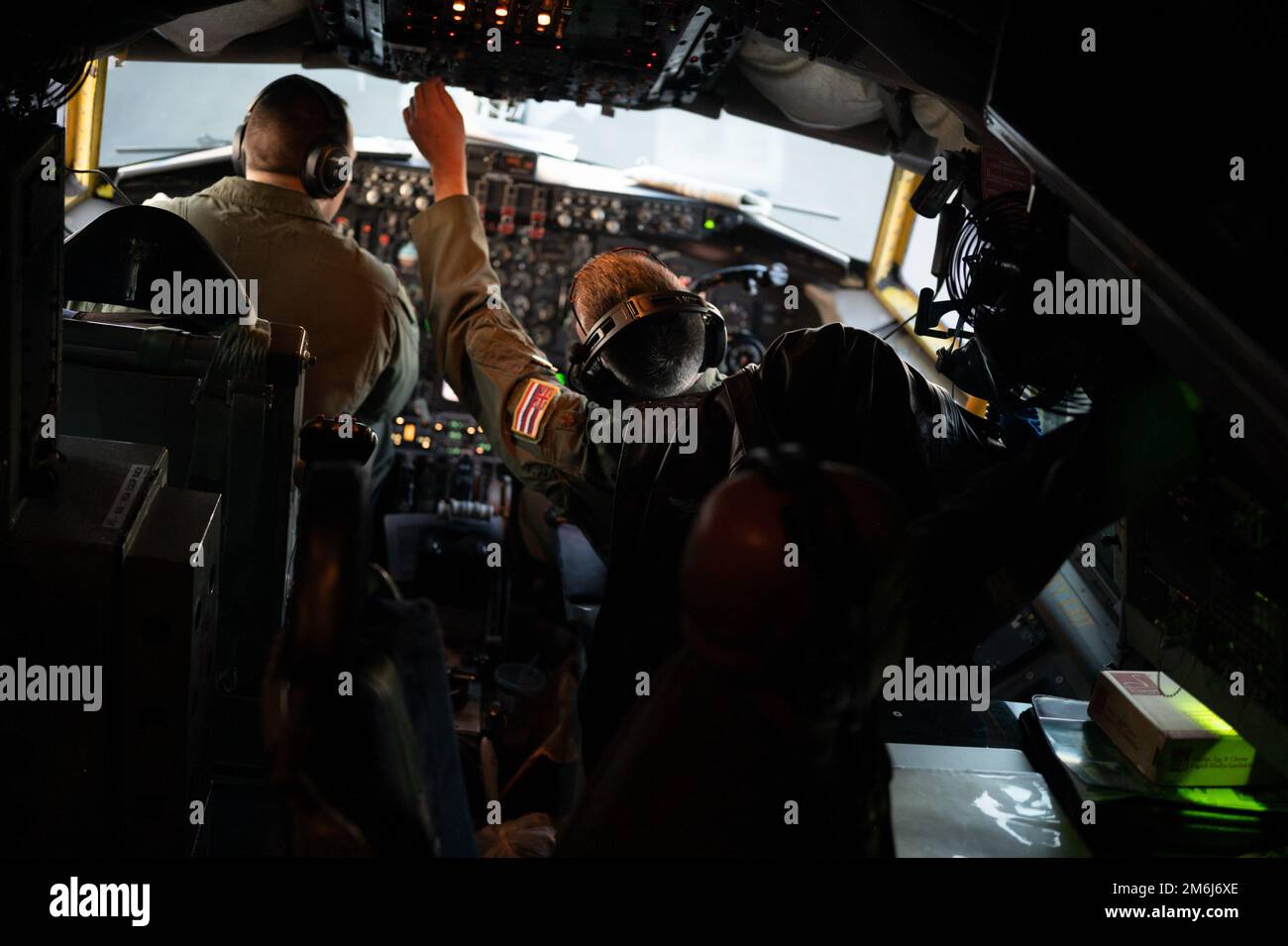 Le lieutenant-colonel Kelly Church, commandant de l'escadron de ravitaillement en vol 203rd, et son copilote, le Maj. Koani Lau, préparent un KC-135R Stratotanker pour le vol 28 avril 2022, à la base conjointe Pearl Harbour-Hickam, à Hawaï. Le Stratotanker, numéro 60-0329, fait partie intégrante de l'escadron de ravitaillement aérien 203rd depuis sa formation en 1993 et est reconnu pour avoir effectué le premier ravitaillement à trois niveaux au monde pendant le conflit du Vietnam. Les aviateurs de la Garde nationale aérienne d'Hawaï ont fait voler l'avion jusqu'à la base aérienne de Wright-Patterson, en Ohio, de sorte qu'il pourrait devenir le premier stratotanker intronisé au Musée national de la Banque D'Images