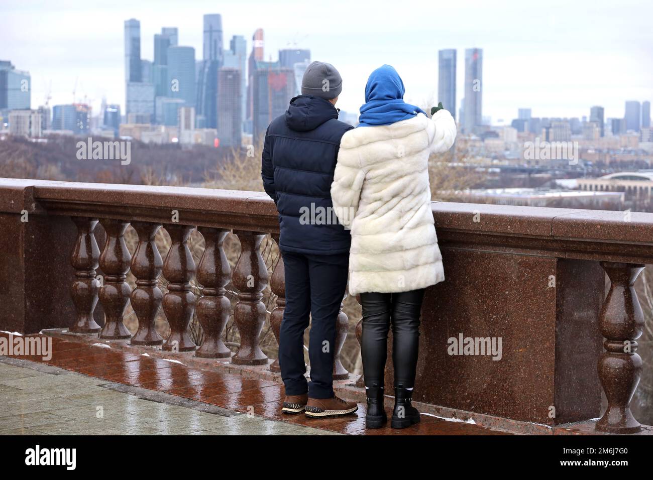Couple de touristes regardant le panorama et les gratte-ciels de la ville de Moscou. Voyage d'hiver en Russie ou achat immobilier Banque D'Images