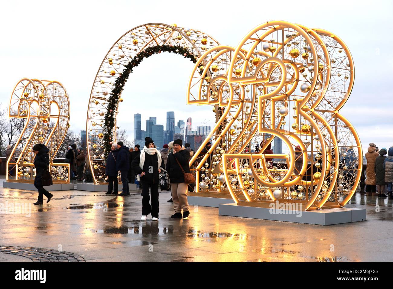 Décorations du nouvel an avec de grands chiffres 2023 sur fond de gratte-ciel de la ville de Moscou. Les gens qui marchent près de l'illumin Banque D'Images