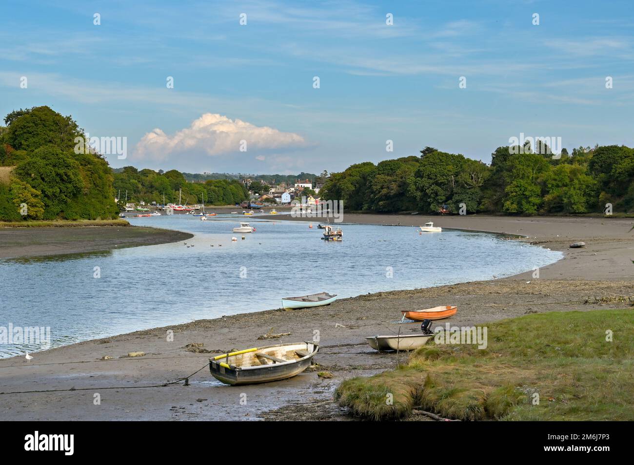 St Dogmaels, Pembrokeshire, pays de Galles - août 2022 : petits bateaux sur l'estuaire de la rivière Teifi à marée basse. Banque D'Images