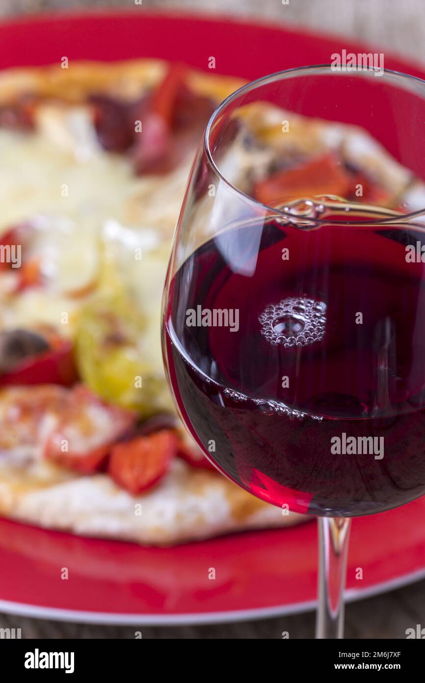 Viande cuite au four avec vin rouge Banque de photographies et d’images à haute résolution Alamy